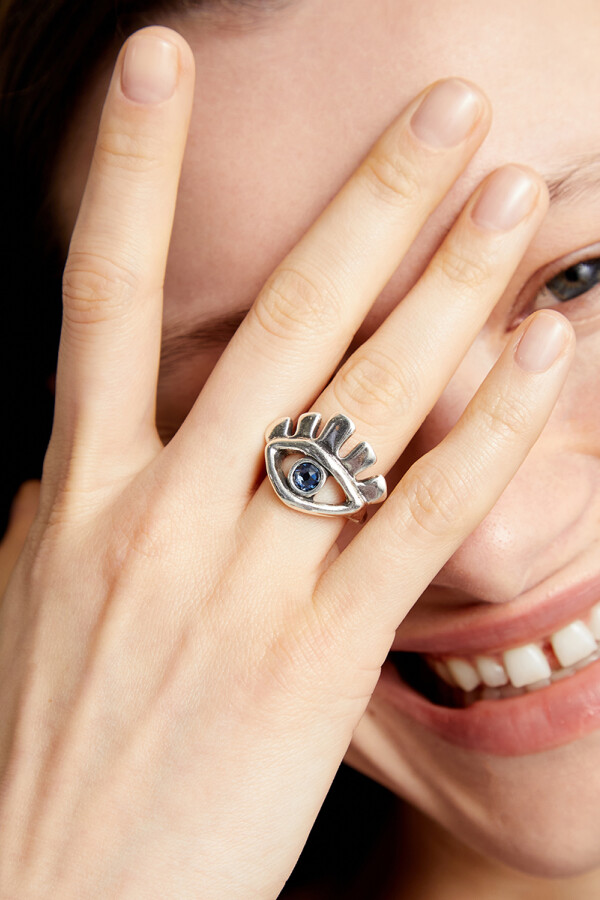 ANILLO EN ALEACIÓN DE METALES BAÑADO EN PLATA DE LEY EN FORMA DE OJO CON CRISTAL FACETADO AZUL Anillo