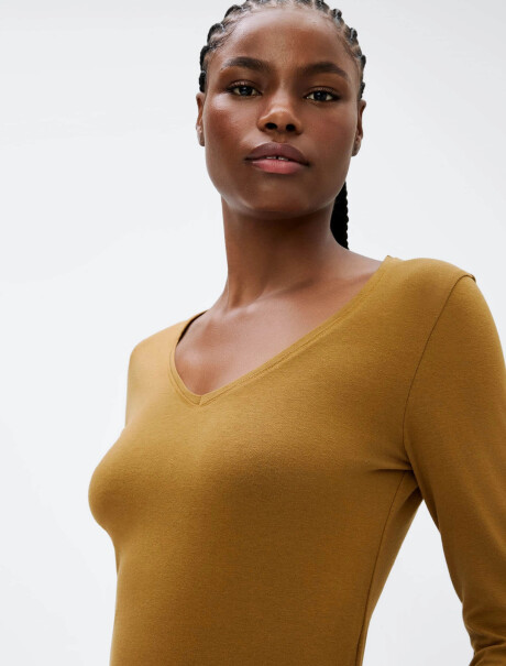 CAMISETA BÁSICA CON ELASTANO MARRÓN