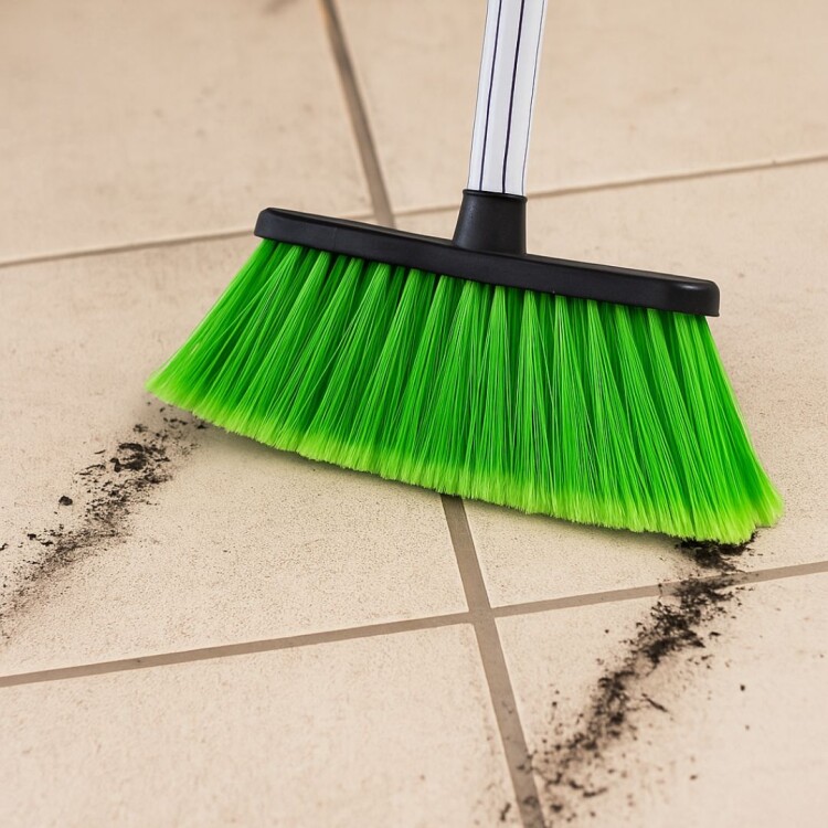 ESCOBA DE PLASTICO CON CABO VERDE ESCOBA DE PLASTICO CON CABO VERDE