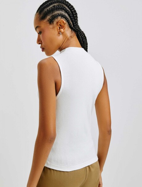 MUSCULOSA DE CUELLO ALTO EN TELA ACANALADA BLANCO
