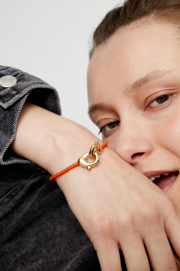 PULSERA DE CUERO NARANJA CON MOSQUETÓN ENTRELAZADO BAÑADO EN ORO 18K Pulsera