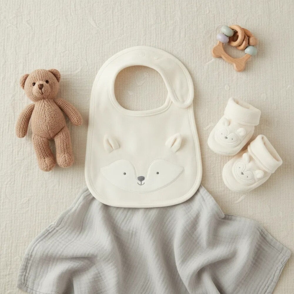 Set babero y zapatitos primer muda Carters blanco