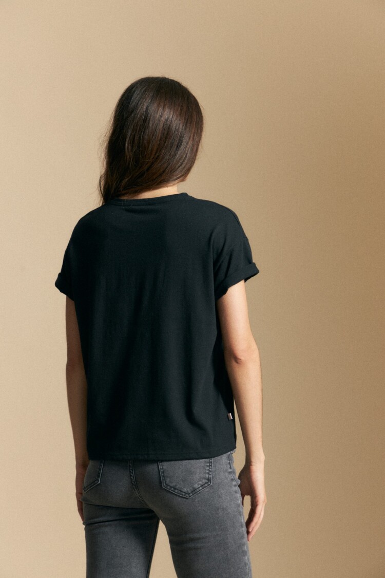 REMERA ALMENDRO Negro