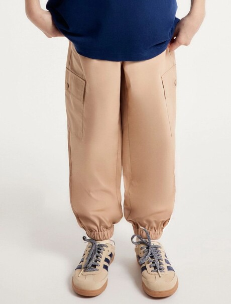 PANTALÓN TIPO CARGO INFANTIL MARRÓN