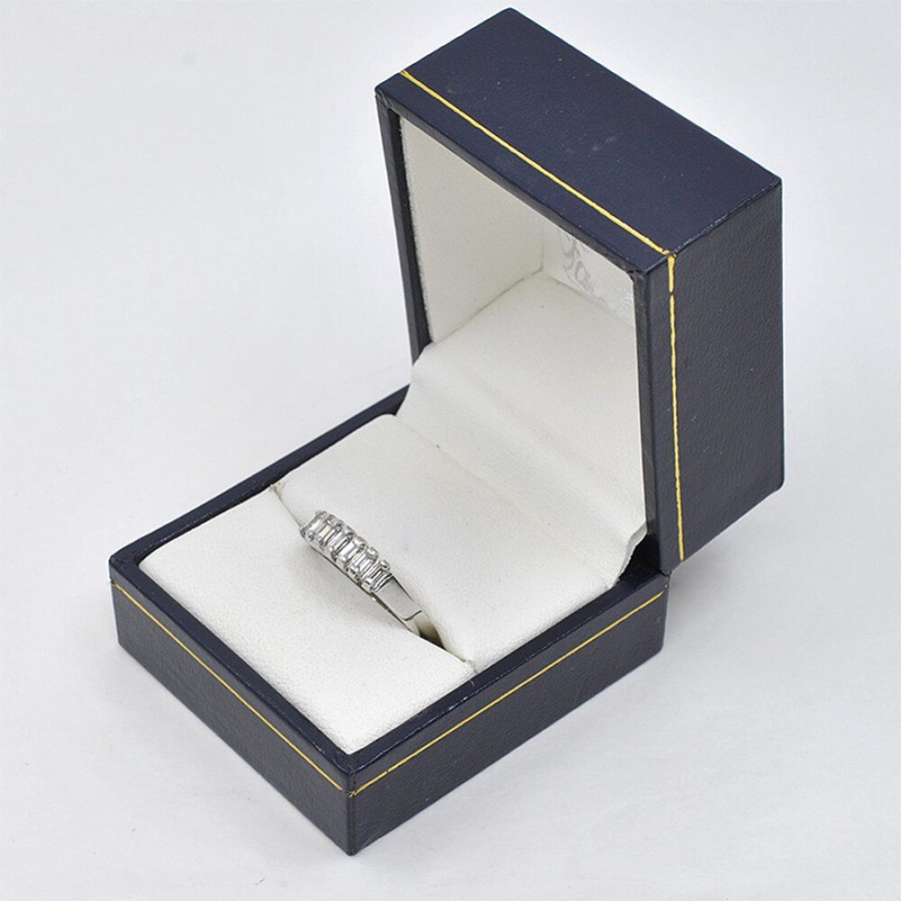 Anillo En Platino Con Brillantes Baguette Anillo En Platino Con Brillantes Baguette