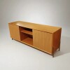 Rack de madera con 2 puertas, estantes y patas de metal. Rack de madera con 2 puertas, estantes y patas de metal.