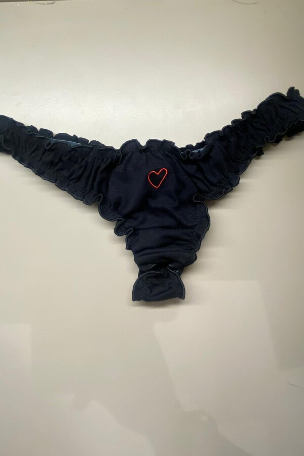 B39 Cata Less Bordado en Algodón Negro