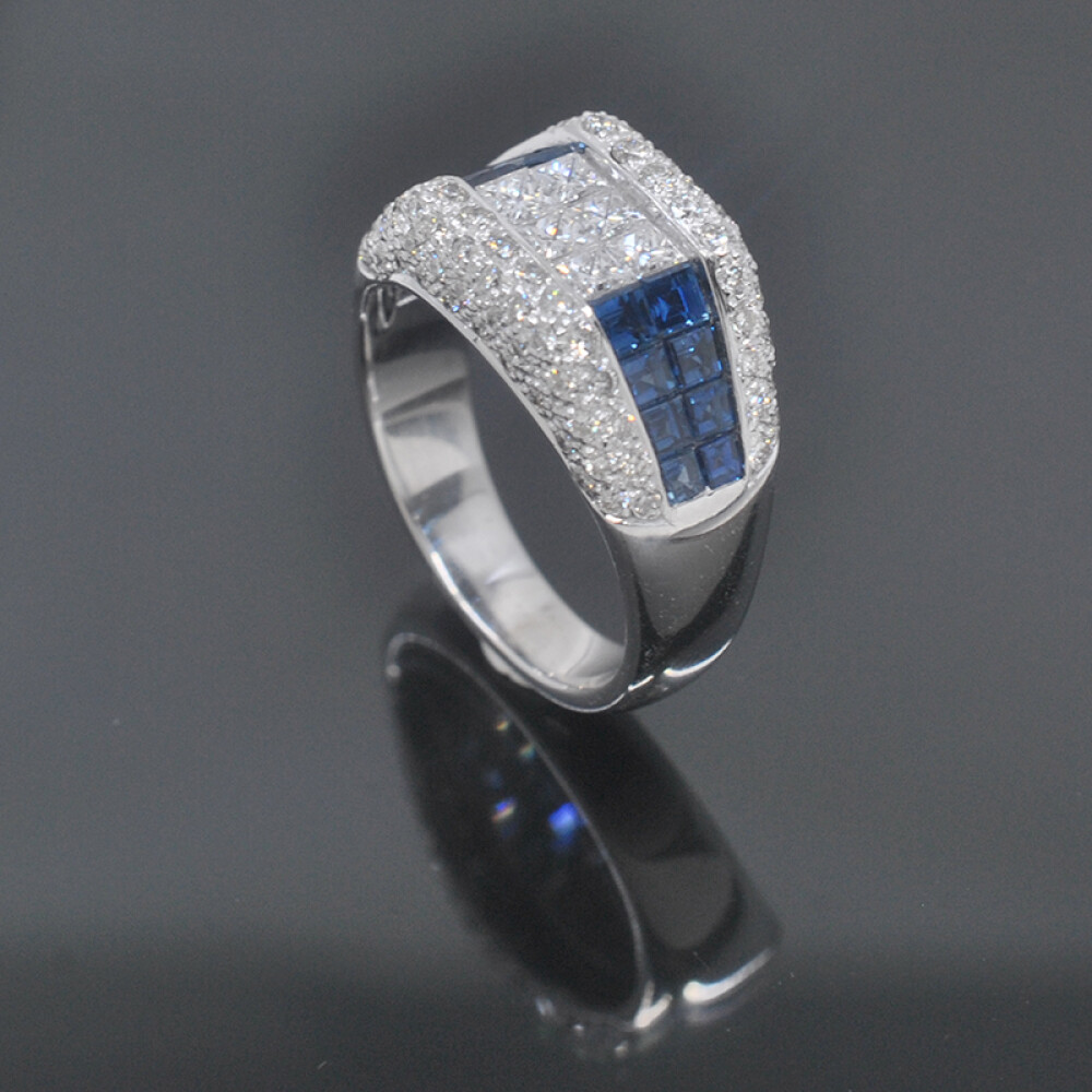 Anillo en oro 18k blanco, brillantes y zafiro carré. Anillo en oro 18k blanco, brillantes y zafiro carré.