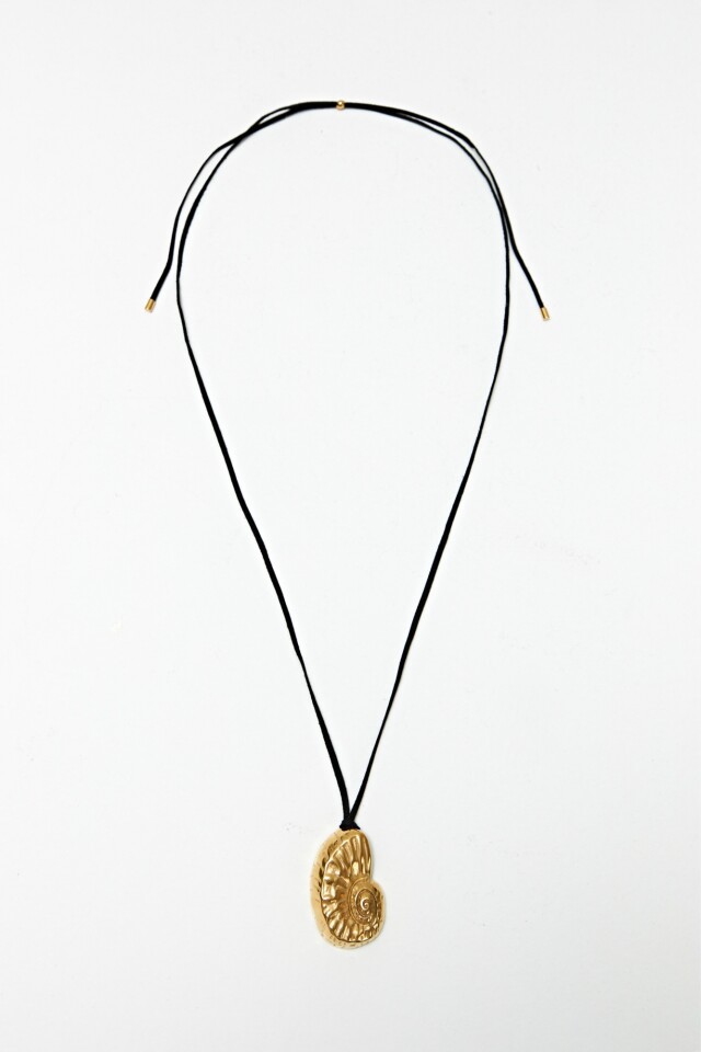 Collar con cordón y dije caracol en acero dorado