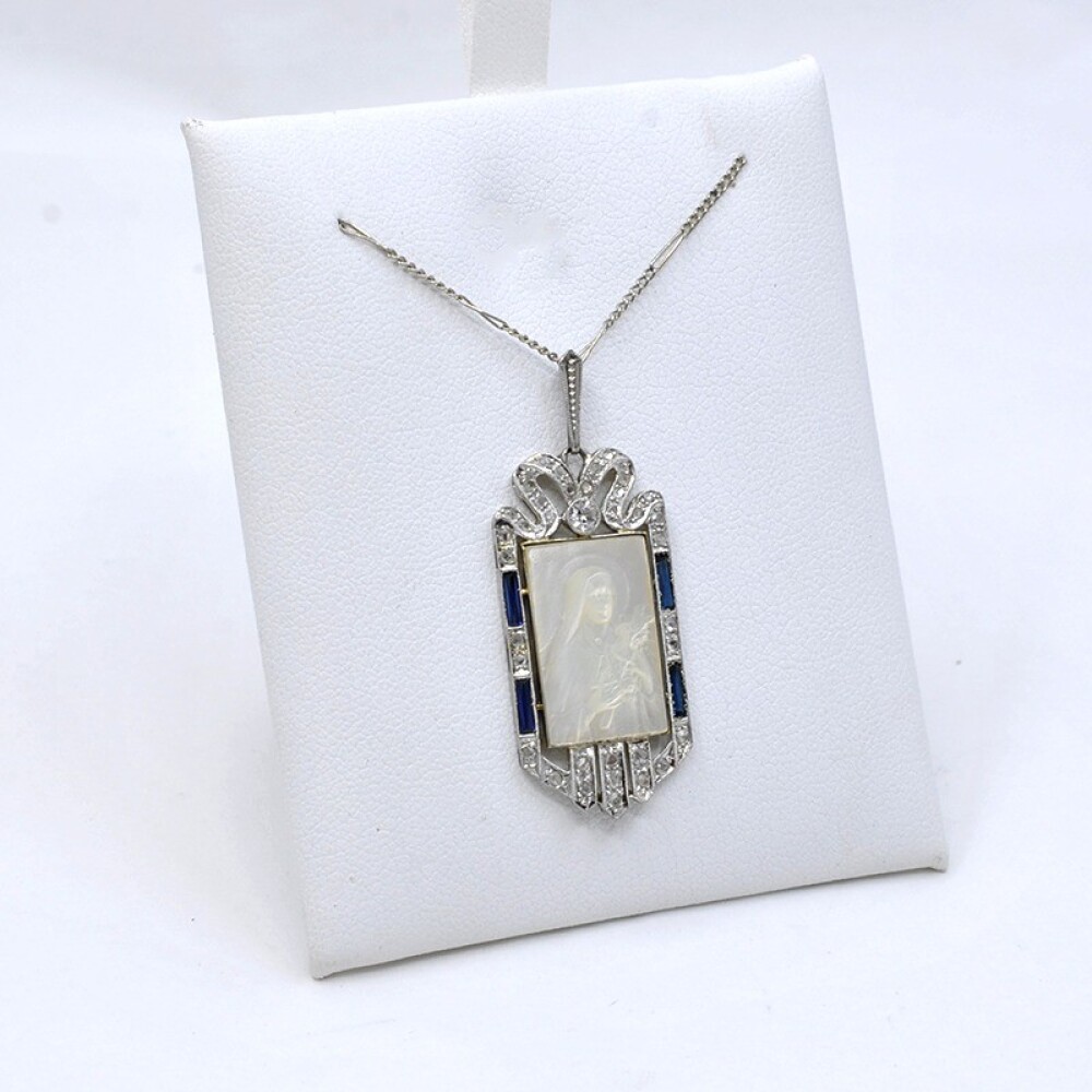 Medalla En Oro 18 Con Imagen De La Virgen En Madre Perla, Brillante, Diamantes Y Zafiros Sinteticos Medalla En Oro 18 Con Imagen De La Virgen En Madre Perla, Brillante, Diamantes Y Zafiros Sinteticos