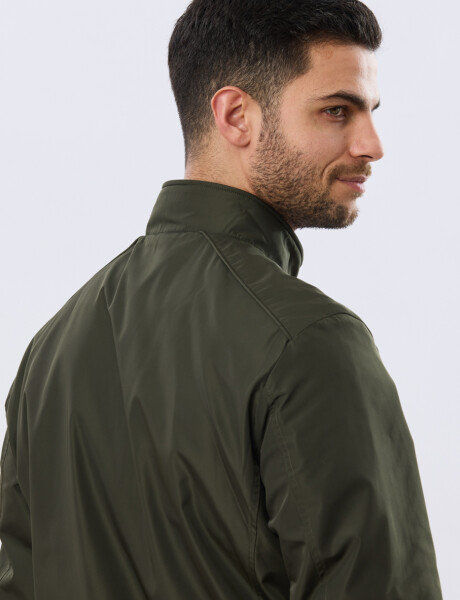 CAMPERA LIVIANA DE NYLON Verde