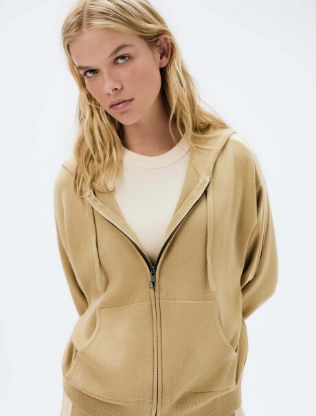 CAMPERA DE PUNTO CON CAPUCHA ROJO