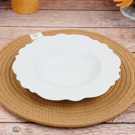 Plato ondo de ceramica con borde ondeado Plato ondo de ceramica con borde ondeado