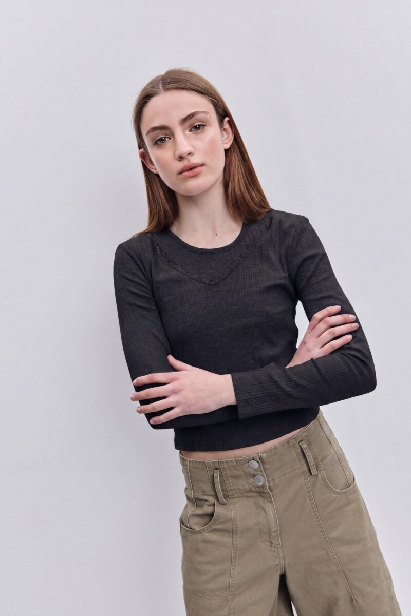 REMERA RUGA Negro