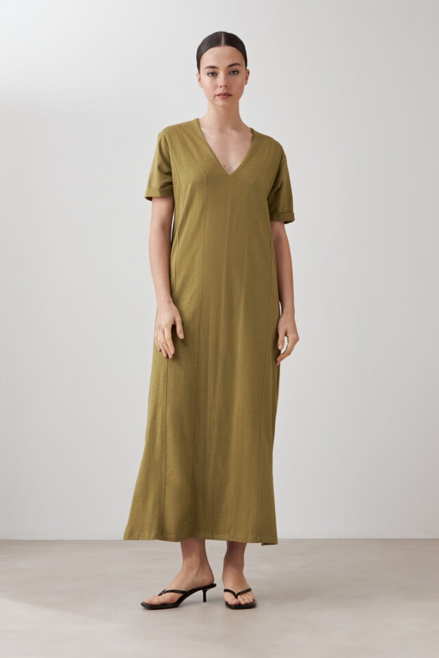 Vestido con costuras verticales y tajos laterales verde oliva