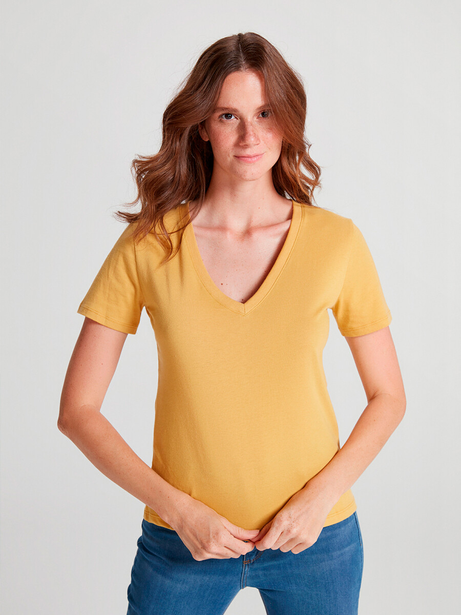 CAMISETA FEMENINA BÁSICA ESCOTE V MODELO SLIM - AMARILLO 