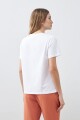 Remera con estampa y bordado floral blanco