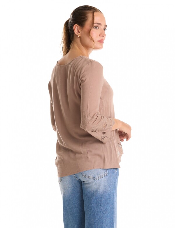 Blusa Esc V Det Calado TOSTADO