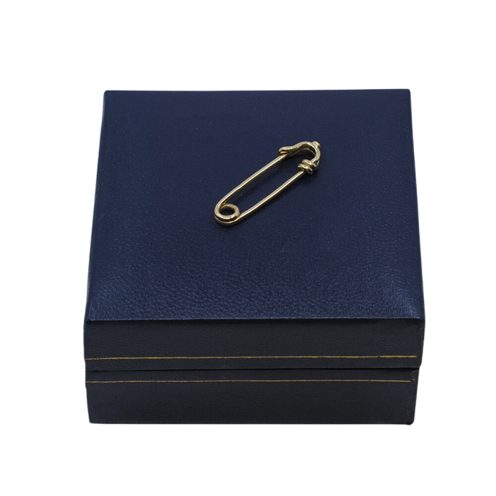 Alfiler en oro 18k amarillo. Medidas 25mm x 5mm ancho Alfiler en oro 18k amarillo. Medidas 25mm x 5mm ancho