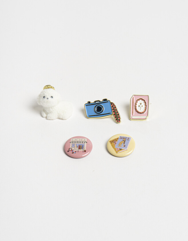 Pin Set De 5 Pins: 2 Esmaltados, 2 De Chapita Y 1 De Felpa - Combinacion Multicolor