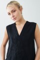 Top bordado escote en V negro