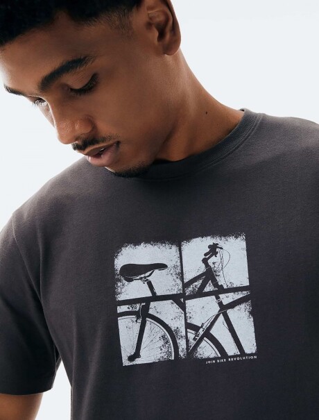 CAMISETA CON ESTAMPA MODELO REGULAR GRIS