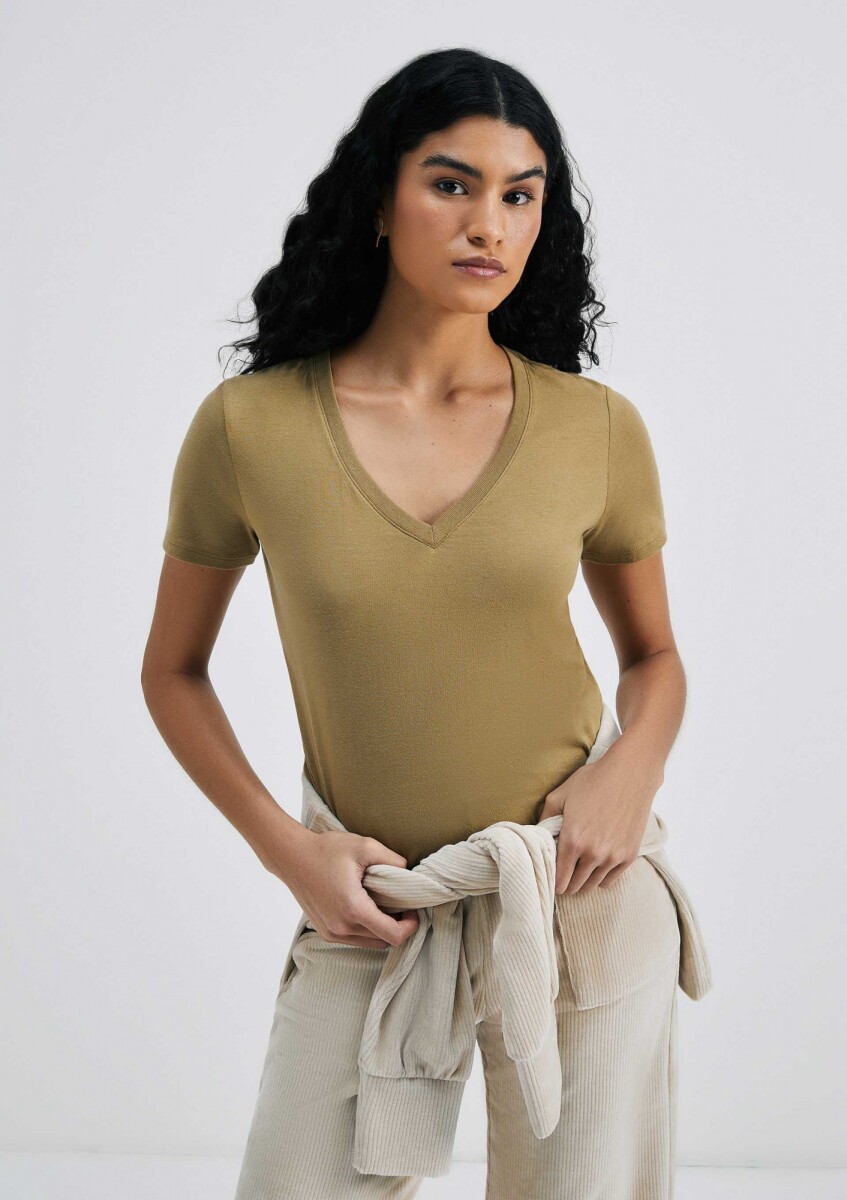 CAMISETA BÁSICA MANGA CORTA CUELLO EN V - VERDE 