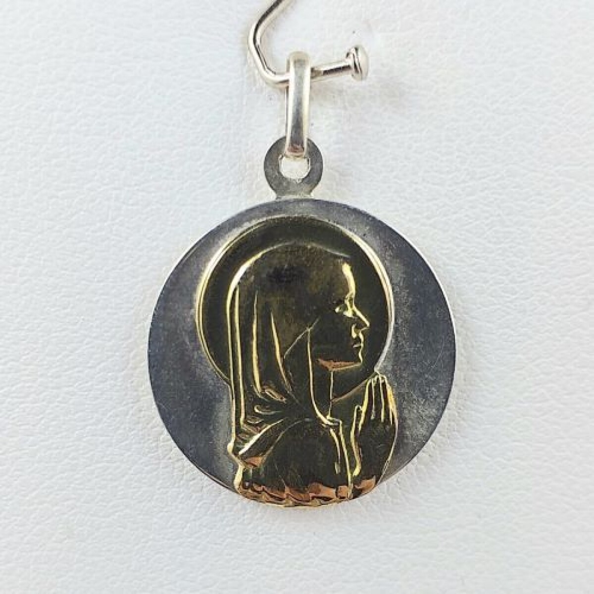 Medalla Religiosa de plata 925 con Virgen niña de oro 18 Ktes. Diámetro 1.8 cm y espesor 2 mm. 