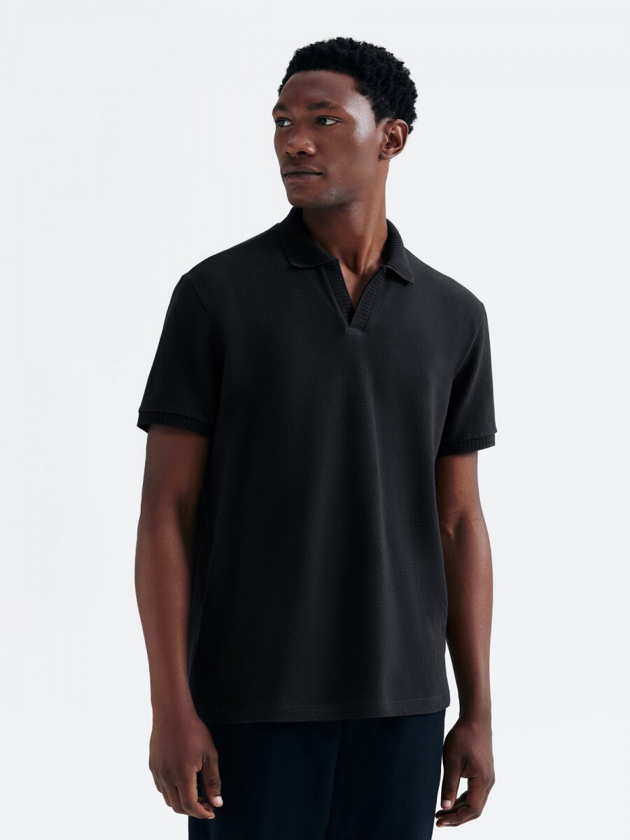 CAMISA CON CUELLO Y TELA TEXTURIZADA - NEGRO 