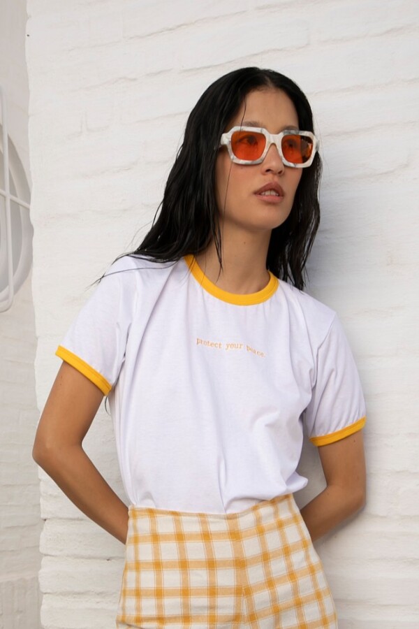 Remera Retro Frase Amarilla