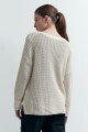 Sweater con bolsillo bordado beige