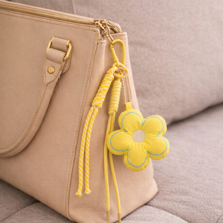 Llavero con Flor y Cuerdas Amarillo