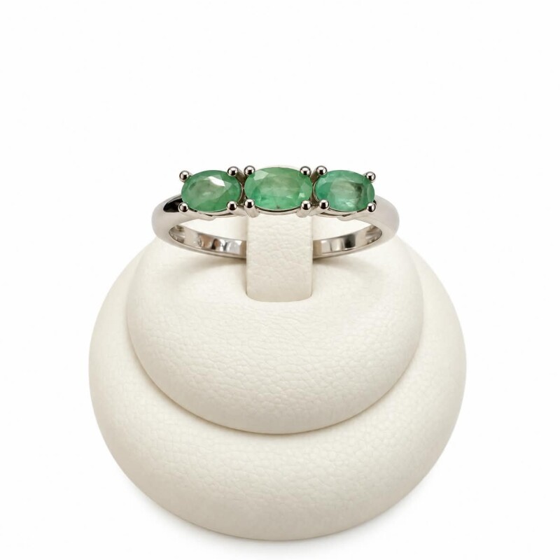 Anillo con tres Esmeraldas al centro Anillo con tres Esmeraldas al centro