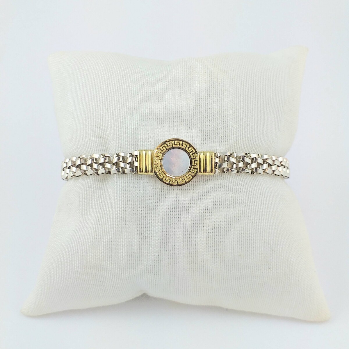 Pulsera panterina de plata 925 y double en oro 18Ktes, con aplique central en nácar de 14mm y guarda griega. 