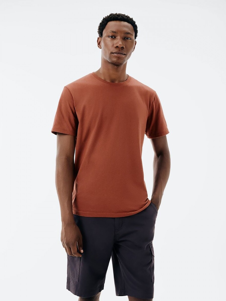 CAMISETA BÁSICA UNISSEX REGULAR WORLD - MARRÓN 