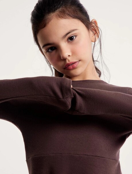 VESTIDO INFANTIL EN TELA ACANALADA MARRÓN