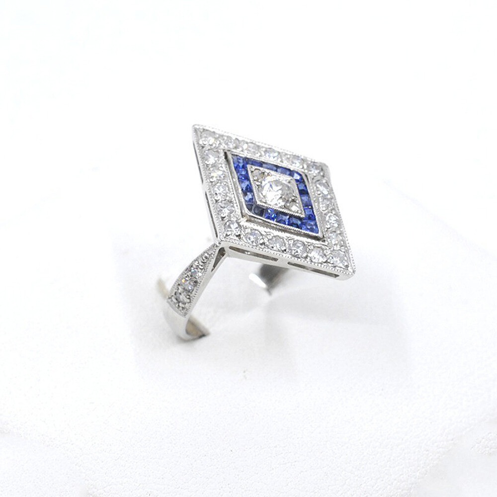Anillo En Oro 18K, Platino, Brillantes Y Zafiros Sinteticos Anillo En Oro 18K, Platino, Brillantes Y Zafiros Sinteticos
