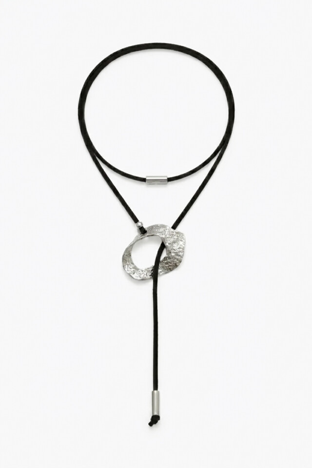 Collar con cordon y dijes de acero plateado