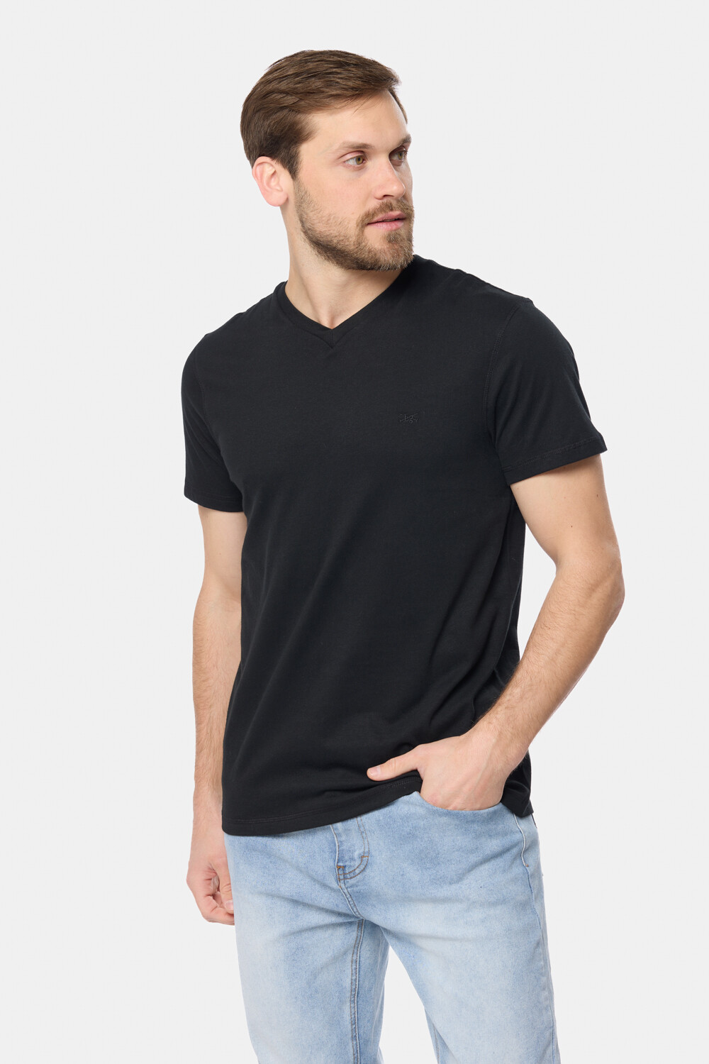 REMERA LISA ESCOTE V Negro