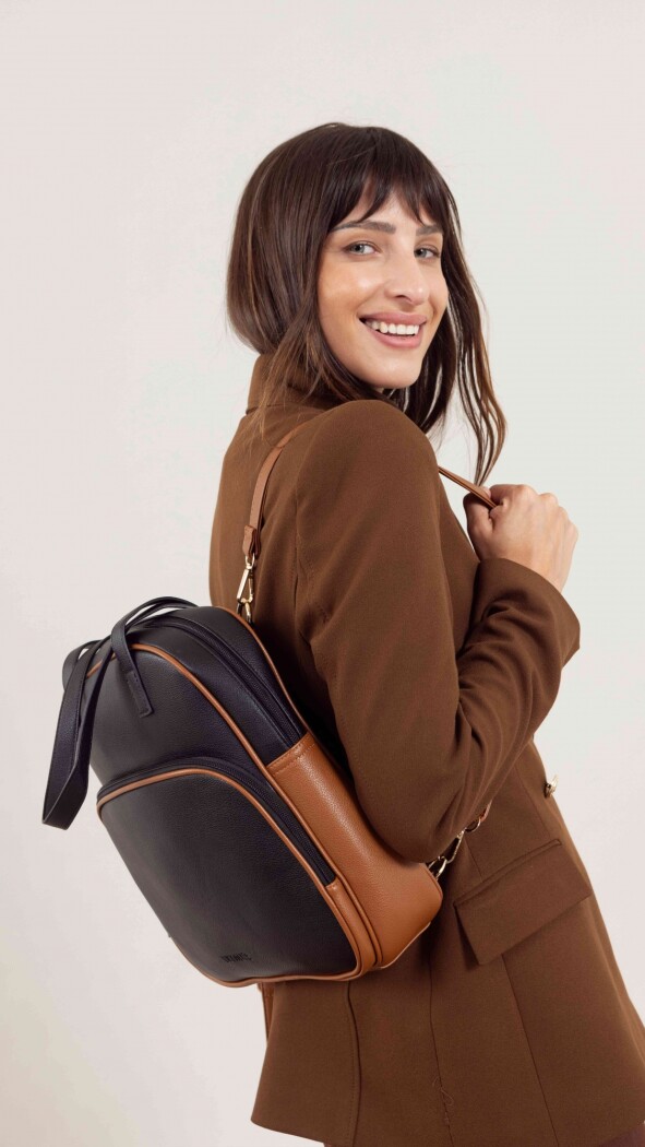 MOCHILA CLARA NEGRO Y SUELA