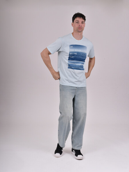 REMERA SEA CELESTE