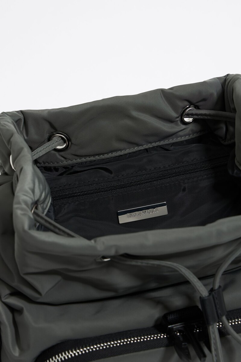 MOCHILA MEDIANA POCKET Gris