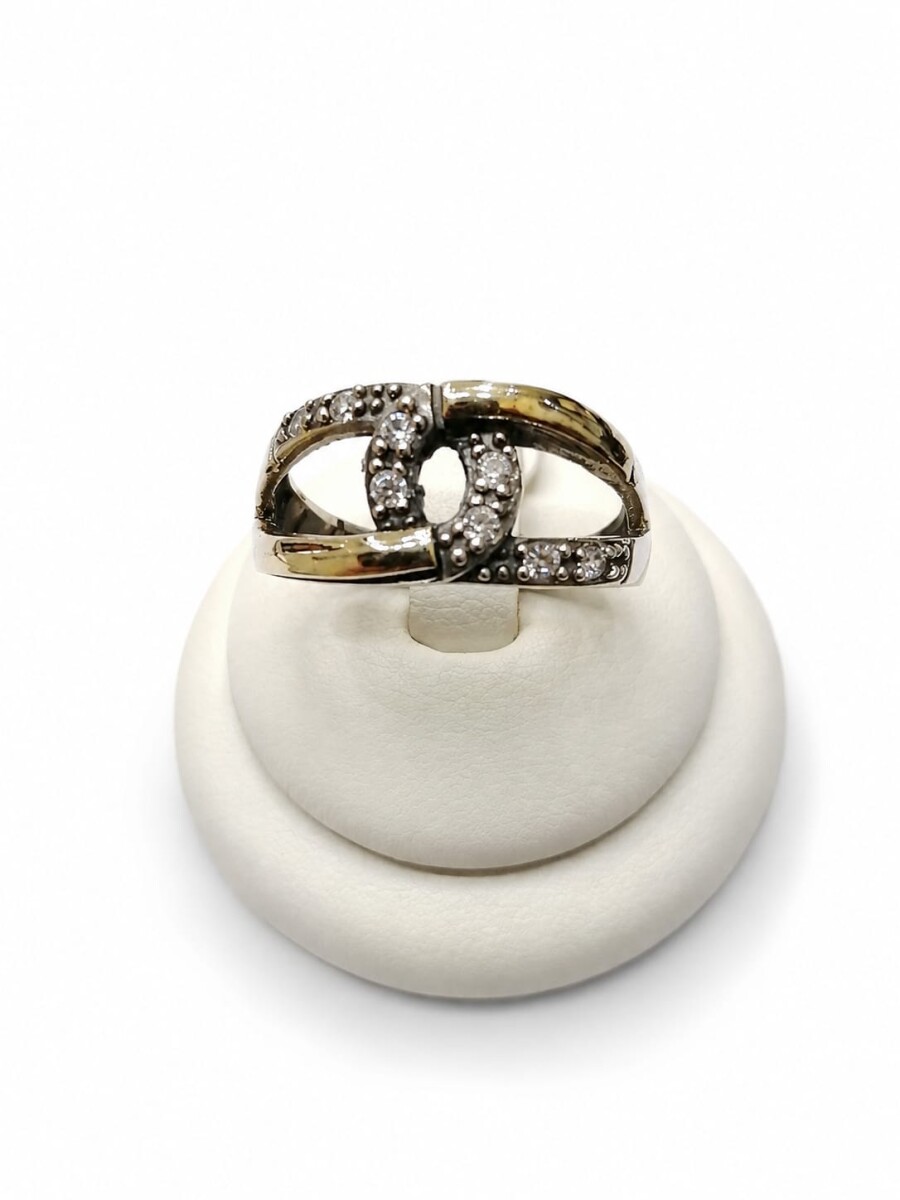 Anillo entrelazado con zirconias 