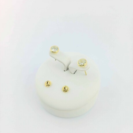 Caravanas de oro 18k con circonia engarzada a la inglesa. Caravanas de oro 18k con circonia engarzada a la inglesa.