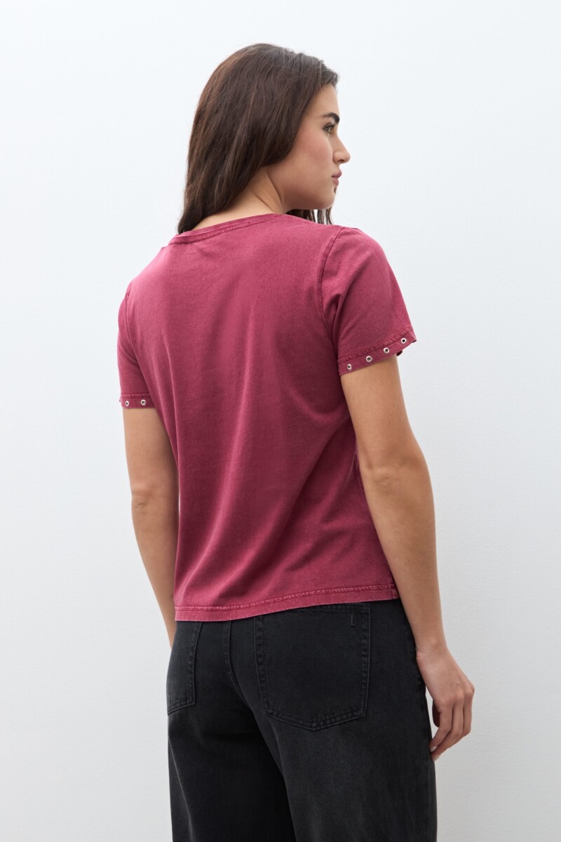 Remera con ojalillos metálicos bordo