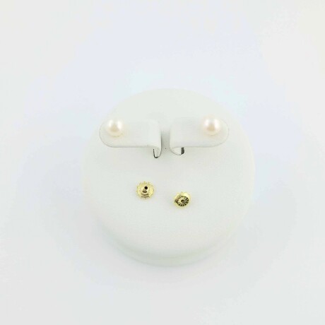 Par caravanas de oro 18 ktes y perla de cultivo de 7 1/4 mm. Par caravanas de oro 18 ktes y perla de cultivo de 7 1/4 mm.