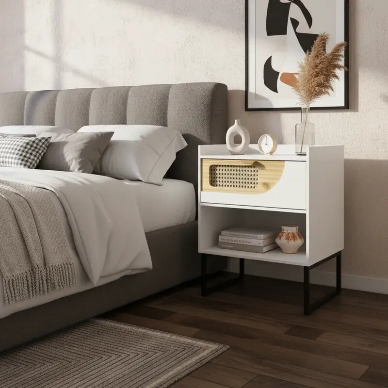 Mesa de luz con 1 cajón con detalle en madera y rattan. Mesa de luz con 1 cajón con detalle en madera y rattan.