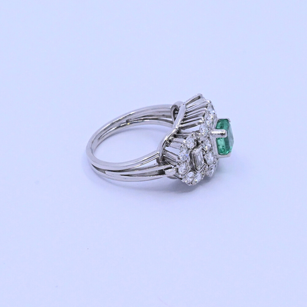 Anillo oro 18k blanco con esmeralda y brillantes. Anillo oro 18k blanco con esmeralda y brillantes.