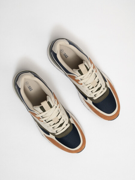 Zapatilla acordonada beige, y Azul