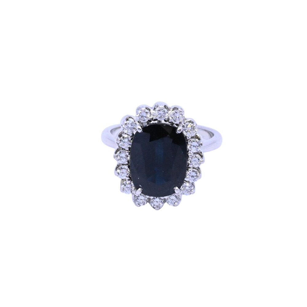 Anillo oro 18k blanco con zafiro azul oval y brillantes. Anillo oro 18k blanco con zafiro azul oval y brillantes.